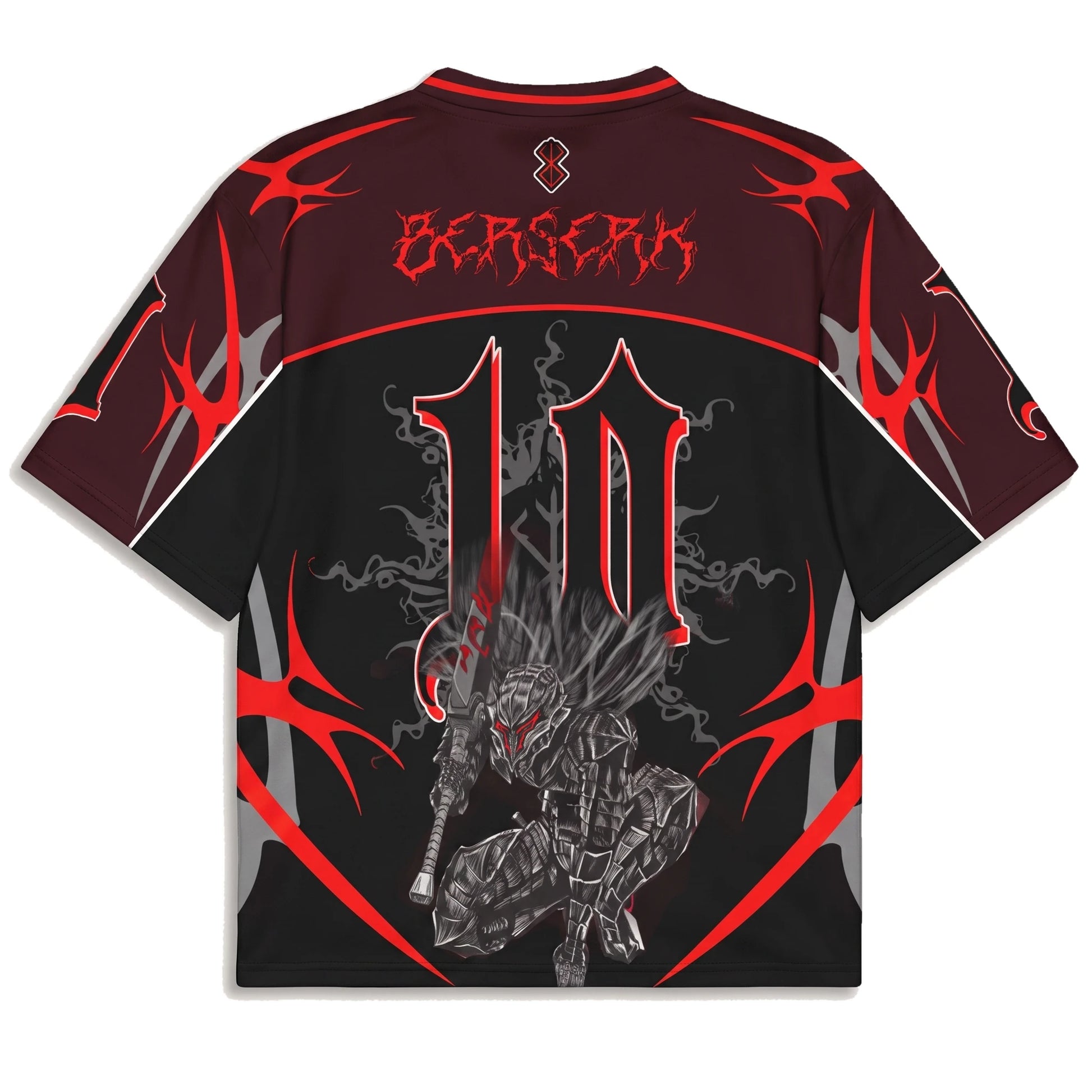 Espalda de la camiseta negra de Berserk con tipografía gótica e ilustración de armadura