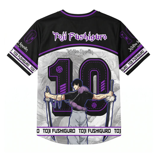Espalda de la camiseta de Toji Fushiguro con el nombre estampado y detalles morados en las mangas
